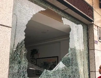 醉汉当街持刀袭击两女子,退伍军人刀下救人,为何有网友说这样防卫过当?