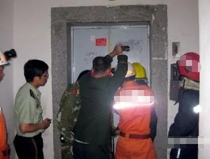 高龄母女被困电梯四天三夜,他们家人为什么没有发现?