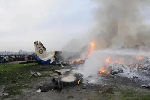 悲哀事故发生，美国一小型飞机坠毁砸中行驶汽车，伤亡情况怎么样？