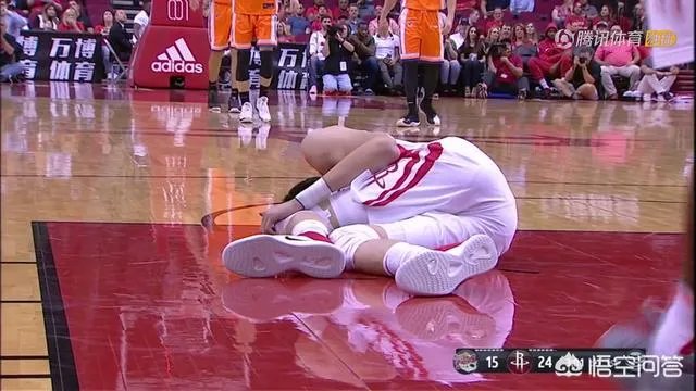 周琦首秀重伤离场，整条腿被碾压，坐在轮椅上动弹不得，当时发生了什么？