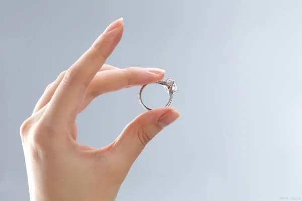 我下个月就举办婚礼了,最近在买戒指,周生生铂金对戒怎么样?