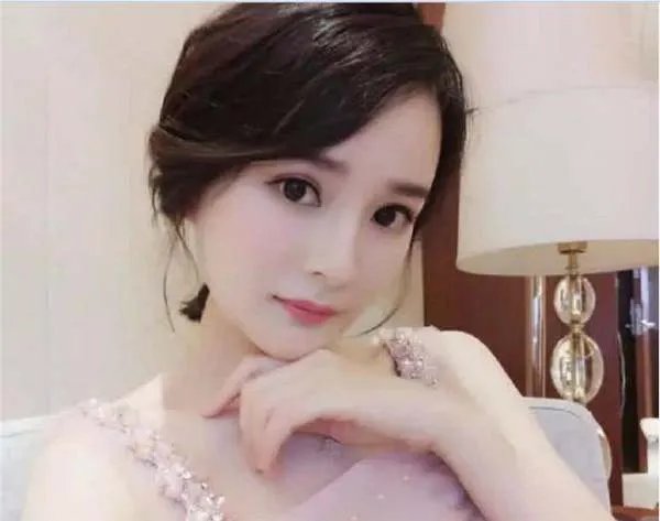 她用6年整容成杨幂,后和富二代结婚,如今怎样了?