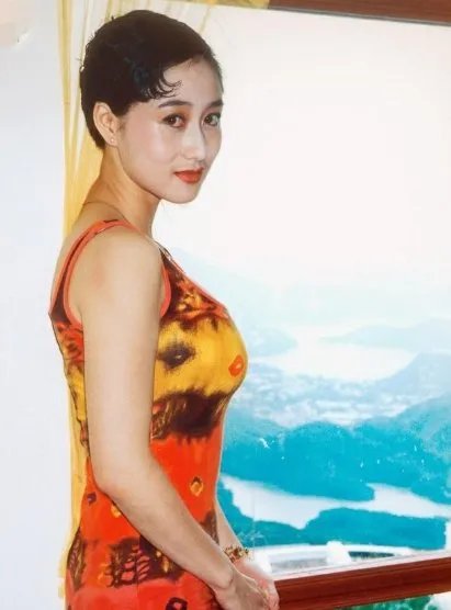 利智为何不做赌王五太？反而嫁给了吊了十年的李连杰？