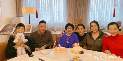 著名歌手林依轮是如何给自己的母亲过83岁大寿的?