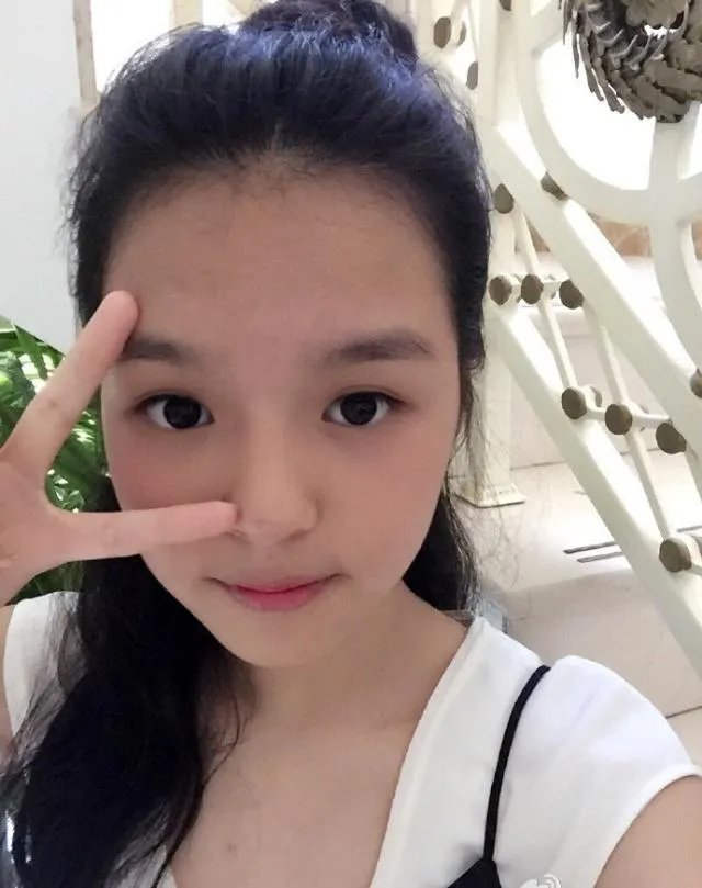 李咏17岁女儿晒美照,频频秀好身材,你心动了吗?
