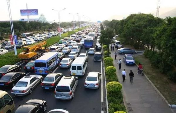 全国今日高速将迎拥堵高峰,出行选择哪种方式最为合理?