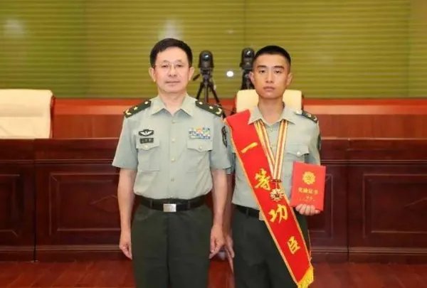 江西小伙95后王亮2分钟勇救4人，立了一等功为什么还被喷？