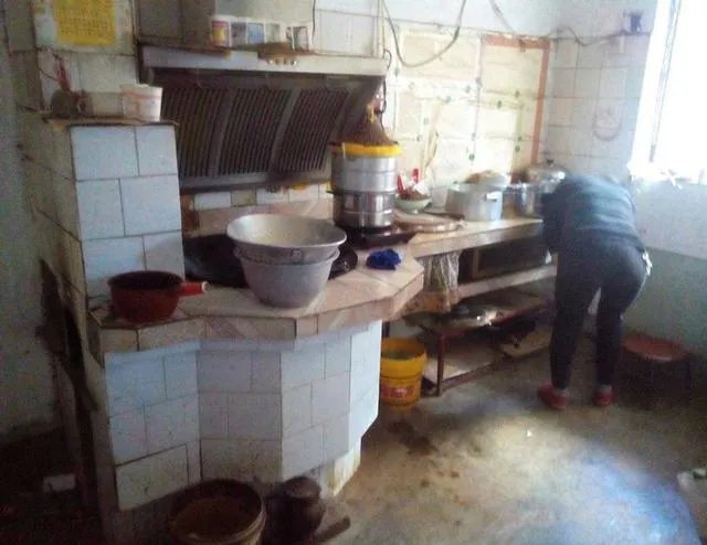 婆婆才50岁就懒成这样,客厅乱成狗窝了!