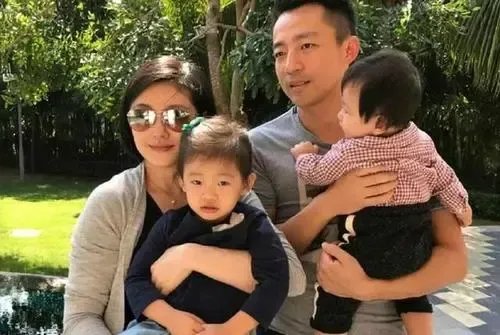 网友曝汪小菲与张颖颖亲密照,张兰母子现分歧,“婚内情”的事情实锤了吗?