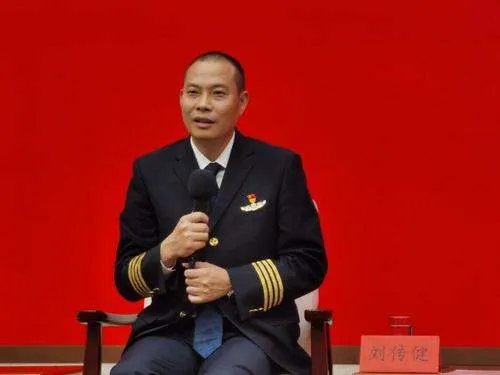 英雄机长刘传健为高考生加油,他为何会被成为英雄机长?