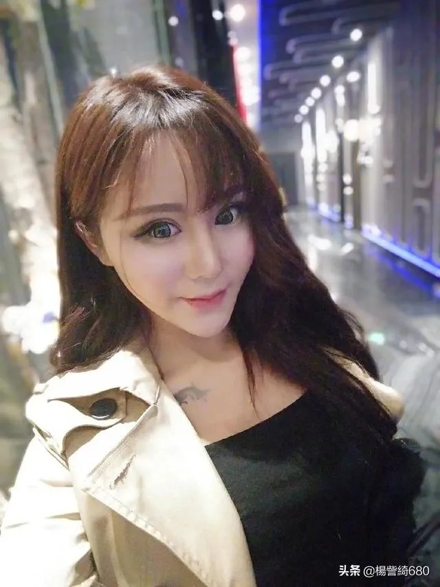 无袖连衣裙怎么搭配才好看？