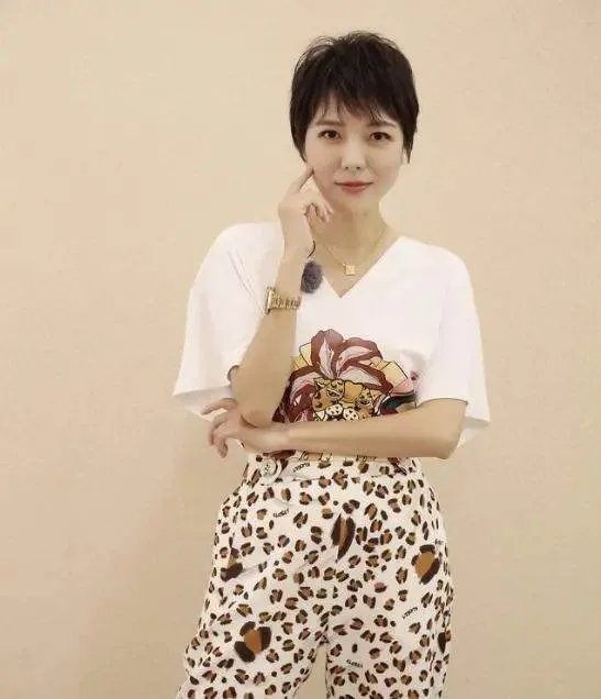 汪涵妻子疑成老赖?被强制执行标14w,曾被闺蜜骗走788万,你怎么看?