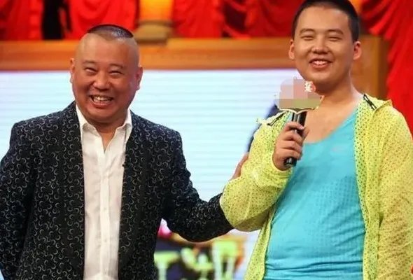 与最穷郭德纲离婚,丢弃郭麒麟远走国外,胡中惠如今怎样了?