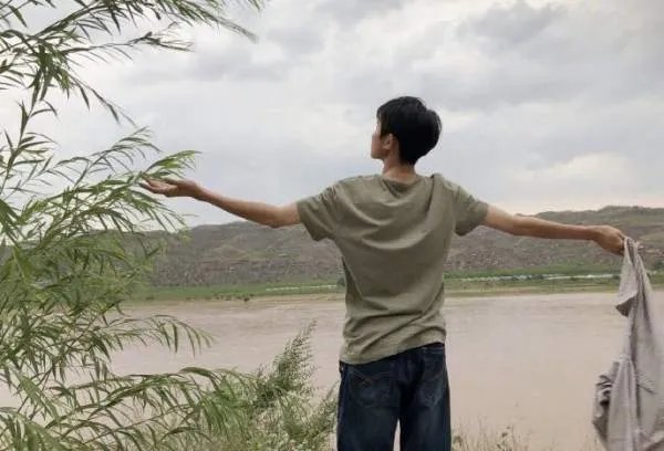 王源土味游客照,是不是像极了爸爸妈妈的朋友圈?