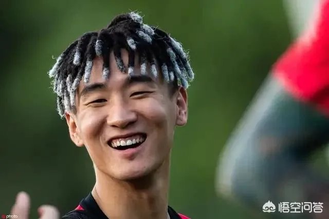 韦世豪:哥就是帅。进球后指着发型庆祝,是在彰显个性还是暗示从头再来?