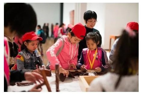 低声细语。是什么意思?