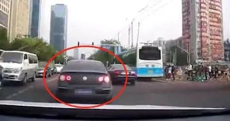 别车泼咖啡男子被提起公诉,该男子构成了什么罪?