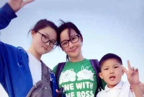 孙楠带前妻女儿看话剧!买宝瑶气质出众,继承演员妈妈大长腿,状态如何?