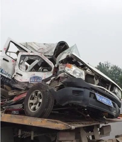 执法车与货车相撞是怎么回事?