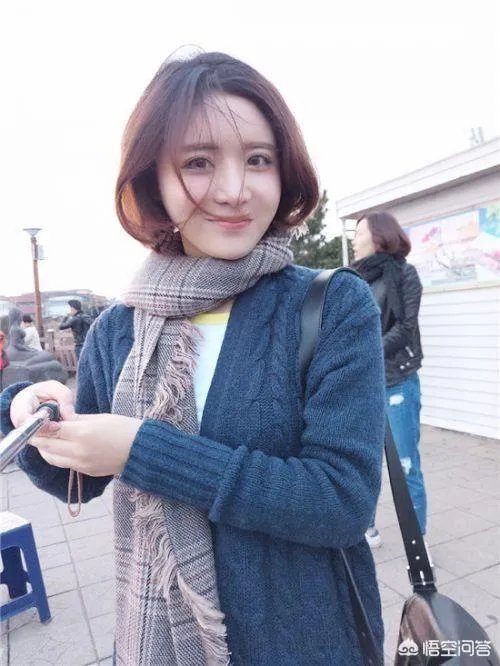 你觉得冯提莫是目前最火的主播吗?