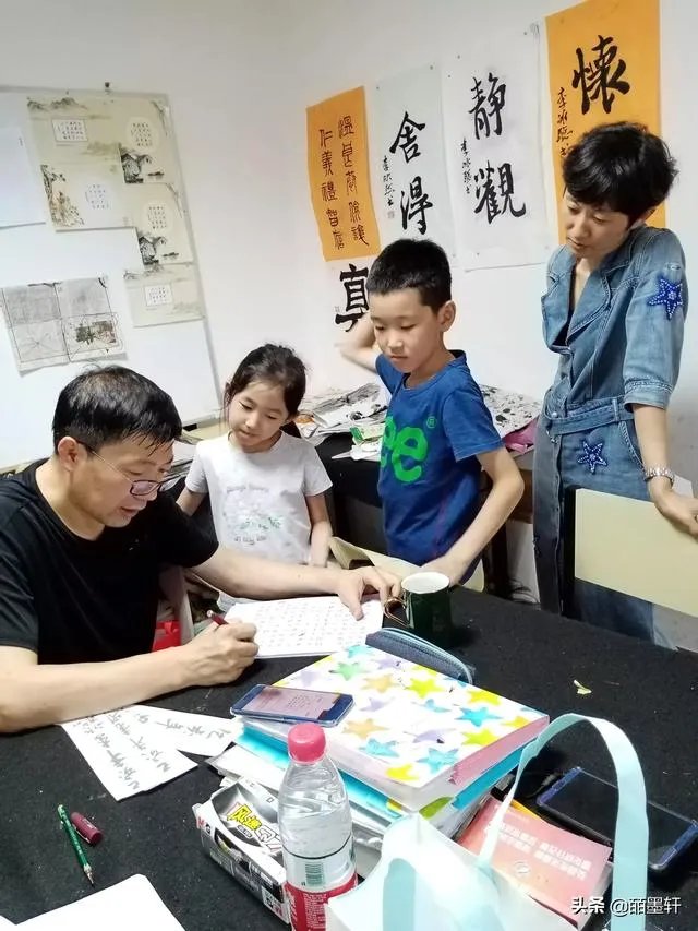 平时看些视频然后自学楷书,总感觉缺少什么,最近反反复复地练,没有进步。求指点?