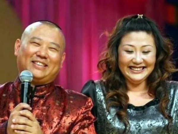 与最穷郭德纲离婚,丢弃郭麒麟远走国外,胡中惠如今怎样了?