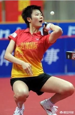 为什么丁宁的下蹲式发球这么厉害?