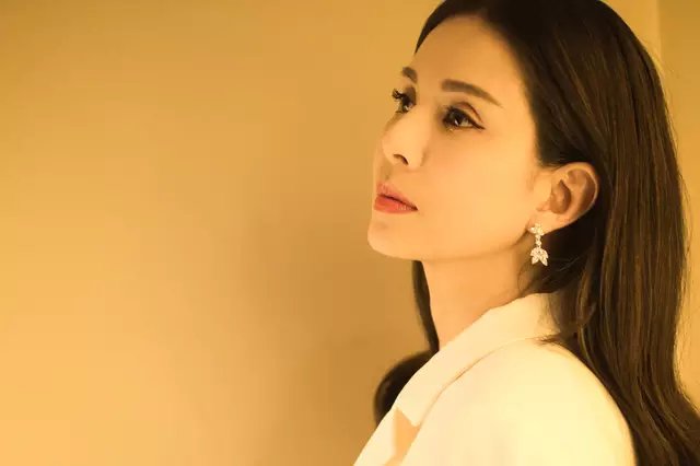 李若彤穿17岁时同款校服 54岁的神仙姐姐身材仍少女