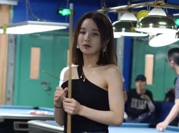 最美台球女裁判吕帅希,三围完胜柳岩,直言以后想生4个孩子,你怎么看?