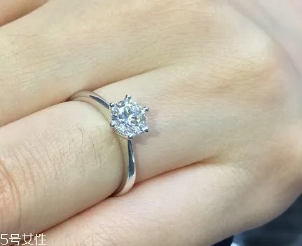 钻戒是订婚买还是结婚买?钻戒订婚就要买吗?