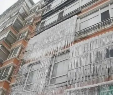 哈尔滨一小区成冰帘洞,你如何看待这一现象?