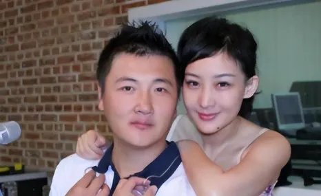 孙楠带前妻女儿看话剧!买宝瑶气质出众,继承演员妈妈大长腿,状态如何?