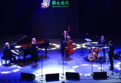 爵士音乐节在上海举行,有多少位爵士音乐人参加演出?