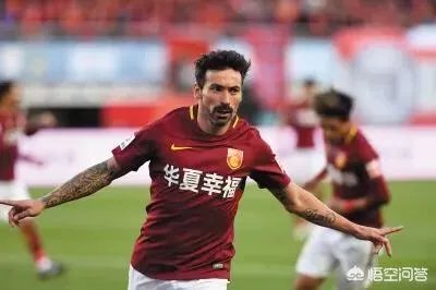 当今足坛,有哪些现役的矮个中锋?