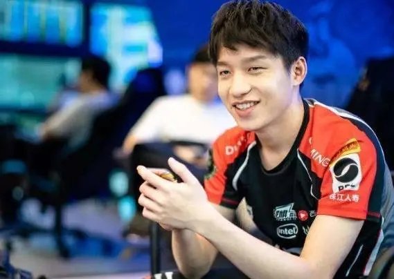 前EDG中单Pawn恢复训练,疑似复出,你怎么看?