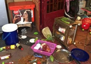 女子深夜陪2男吃饭,老公出现暴打三人,如果是你老婆,你会这样吗?