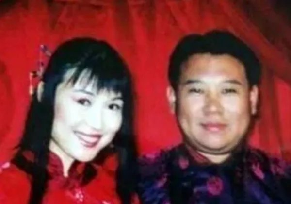 与最穷郭德纲离婚,丢弃郭麒麟远走国外,胡中惠如今怎样了?