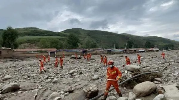 青海山洪村民称家离岸边20米也被淹了,抢险救灾工作进行的如何?