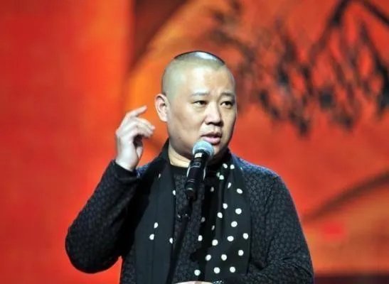 与最穷郭德纲离婚，丢弃郭麒麟远走国外，胡中惠如今怎样了？