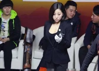 最美台球女裁判吕帅希,三围完胜柳岩,直言以后想生4个孩子,你怎么看?