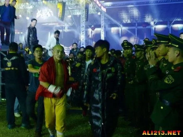 中国武僧一龙11秒KO法国拳王 时间太短根本不够打！
