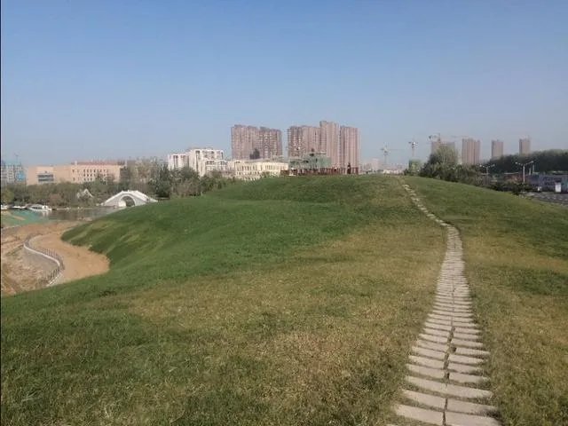 峨眉山景区安装“防轻生”玻璃墙,游客意见不一, 你怎么看?