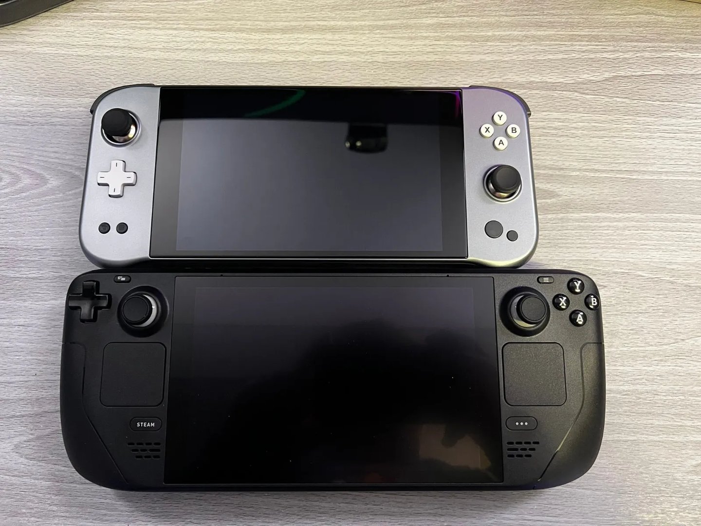 Steam Deck与各掌机对比图 比Switch大上一块
