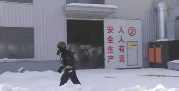 山东威海一仓库发生火灾,事故是因为什么引起的?