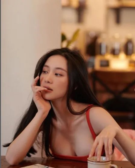 身材火辣!越南奶茶妹junvu95颜值神似Angelababy!