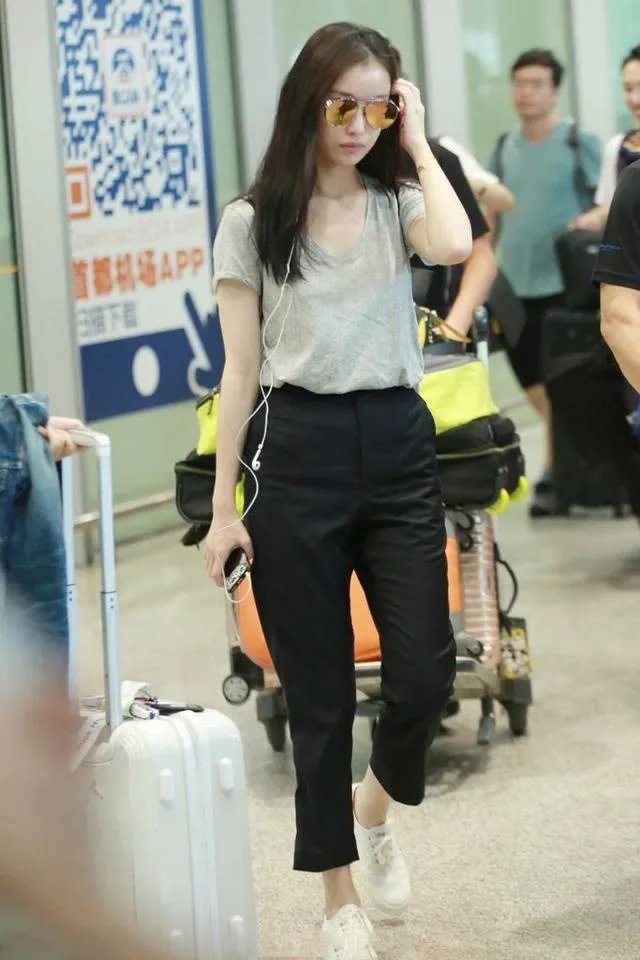 素颜搭上运动装,低调的倪妮为啥总在机场被粉丝抓住?