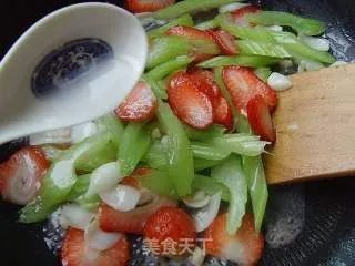 美容养颜---西芹百合炒草莓