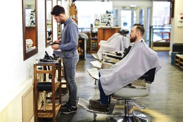 理发店充值卡里余额2.5万,继续用得再充2.5万,这算诈骗?