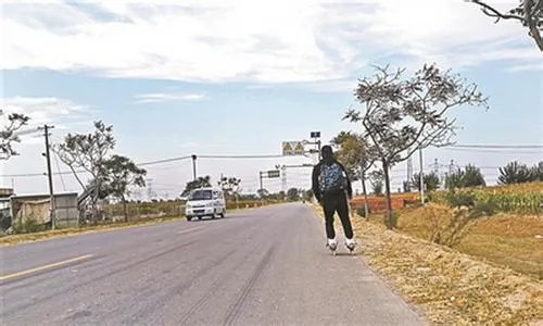 湖北小伙用19天滑行上千公里回家了吗?