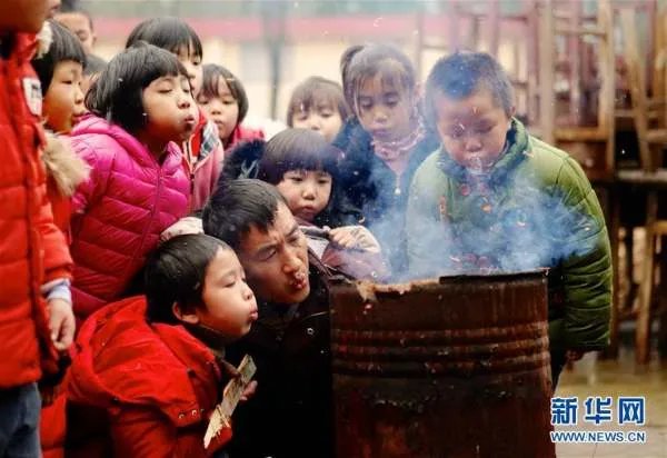妻子雨中吃面丈夫打伞等待，这样的暖心事你还见过哪些？